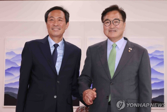 우원식 국회의장 예방한 우상호 정무수석. 연합뉴스